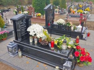 Pomnik na grobie ks. Kanonika Stanisława Szarowskiego