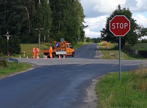 Nowy znak Stop na skrzyżowaniu dr&oacute;g w Rokitach