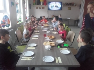 Przygotowanie do świąt na świetlicy w Rokitach