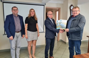 Podpisanie umowy na remont drogi